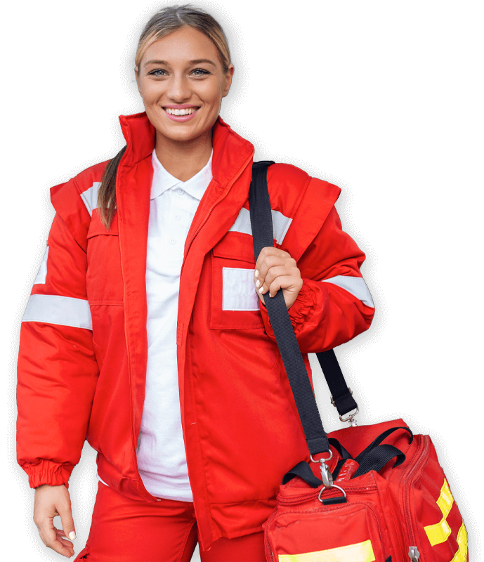 Donna paramedico con tuta arancione e borsone per l'assistenza nell'autoambulanza